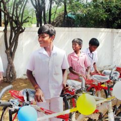 Santa Fixie, con la Fundación Vicente Ferrer
