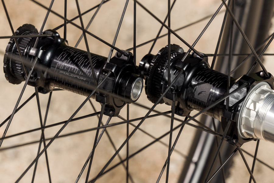 Fulcrum Rapid Red Carbon hub