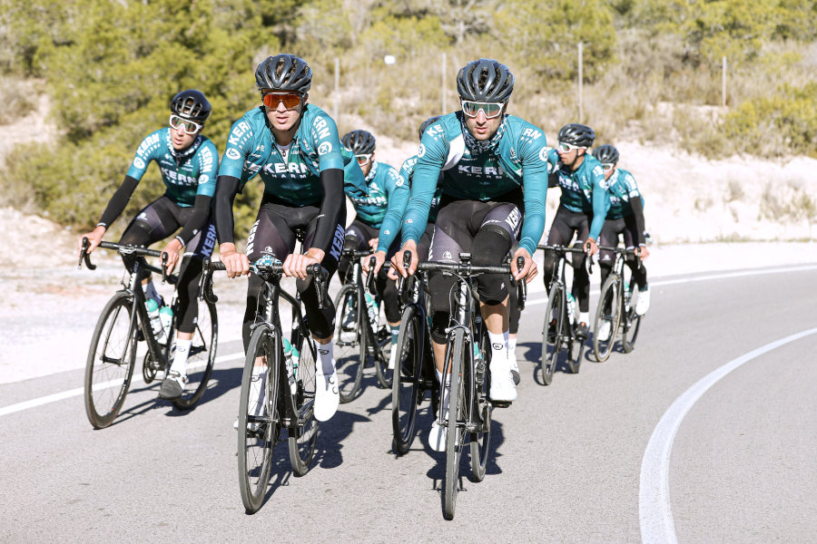Equipo Kern Pharma 2022 entrenamiento