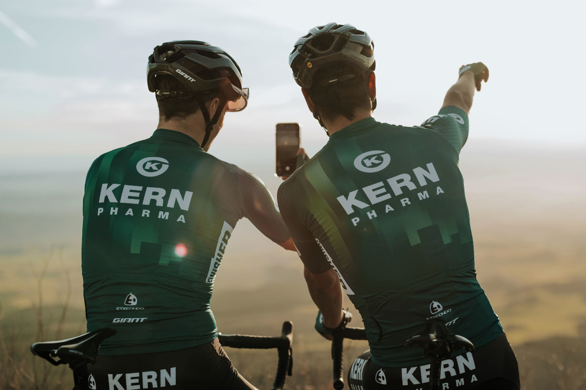 Equipo Kern Pharma 2022 ropa