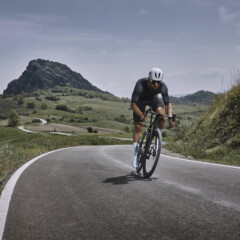 La bicicleta de carretera elude el bache del sector ciclista