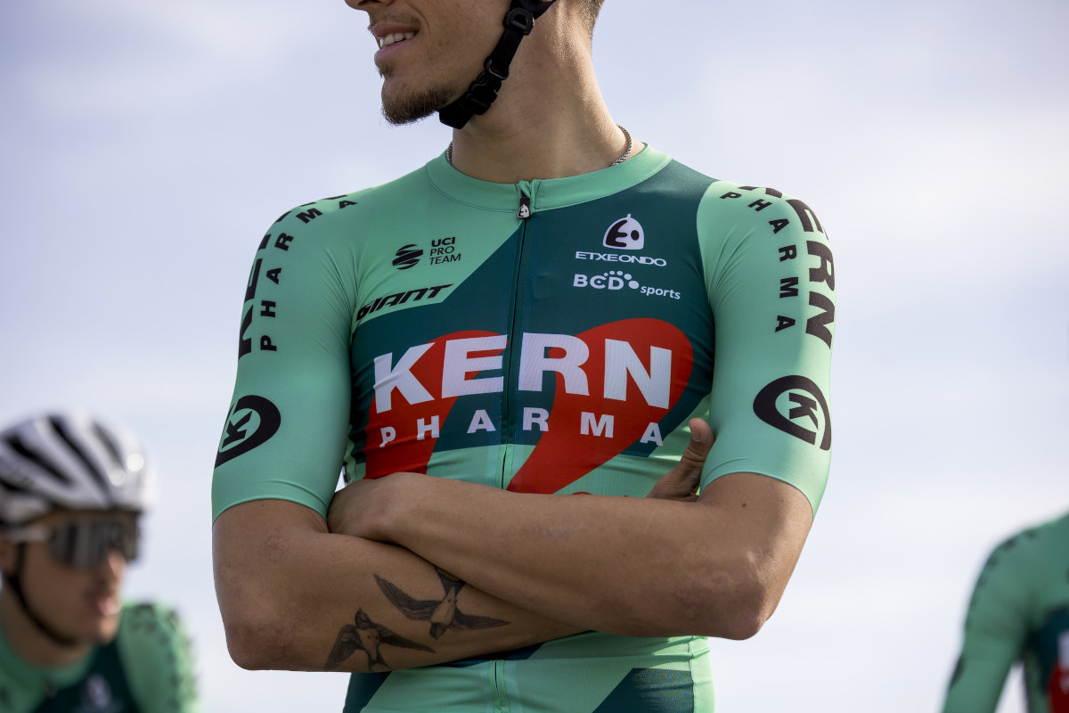 Equipo Kern Pharma 2025 maillot