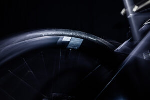 Hutchinson Blackbird All Season Racing Lab