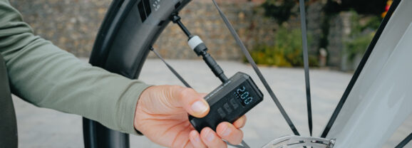 Bomba de aire eléctrica Schwalbe E-Micro Pump