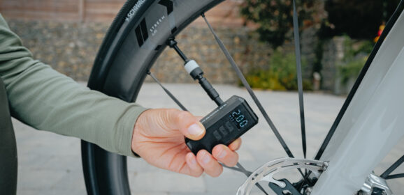Bomba de aire eléctrica Schwalbe E-Micro Pump